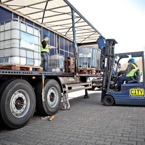 Be- und entladen eines LKWs in der Cityfahrschule