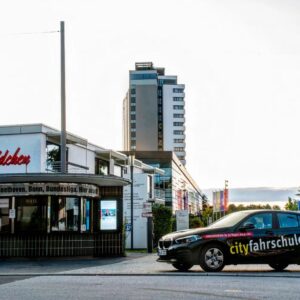 Auto steht vor einem Büdchen