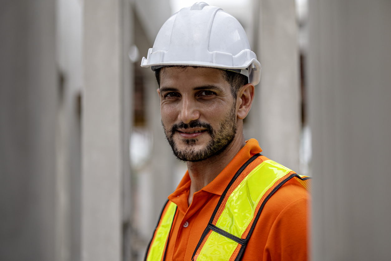 Ladekrankführer mit Helm und Warnweste