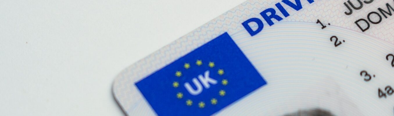 Man sieht eine Nahaufnahme eines britischen Führerscheins.