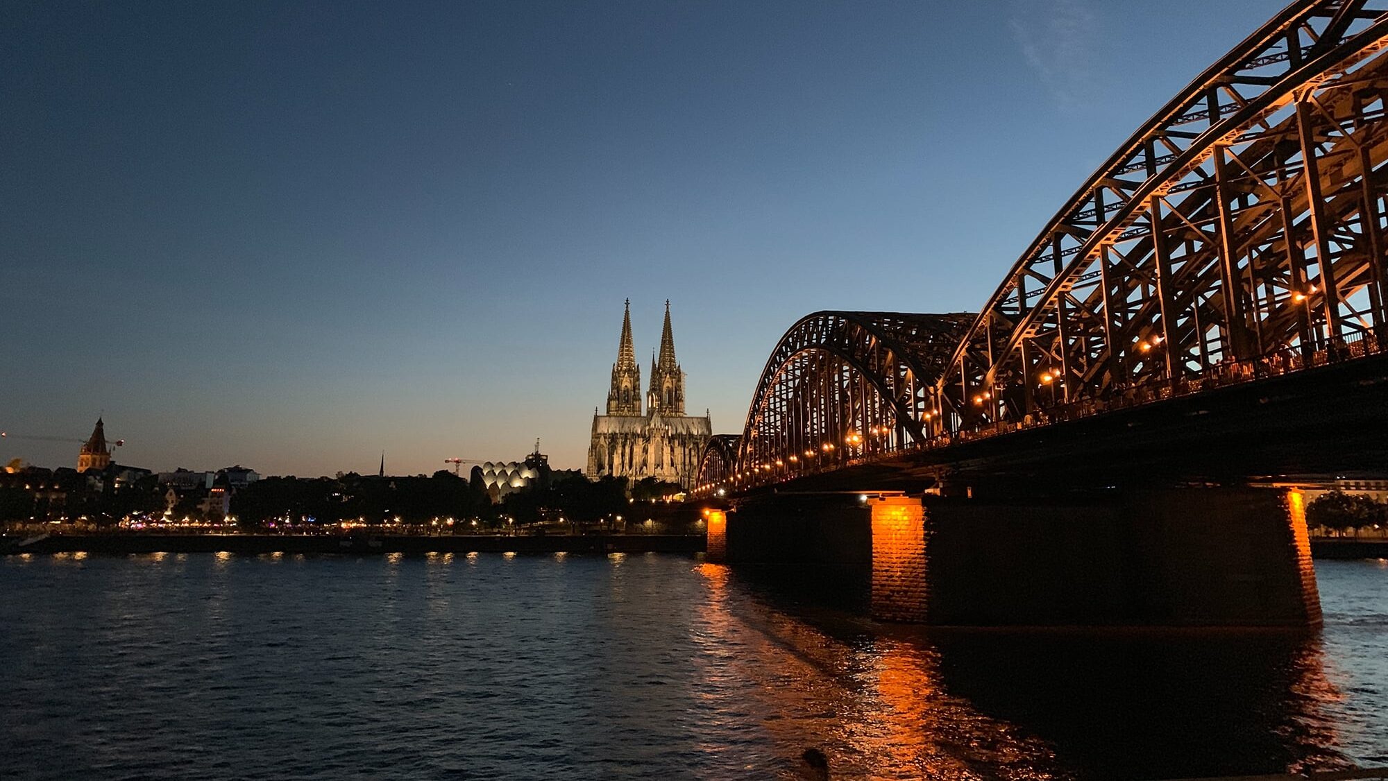 Kölner Dom mit Brücke