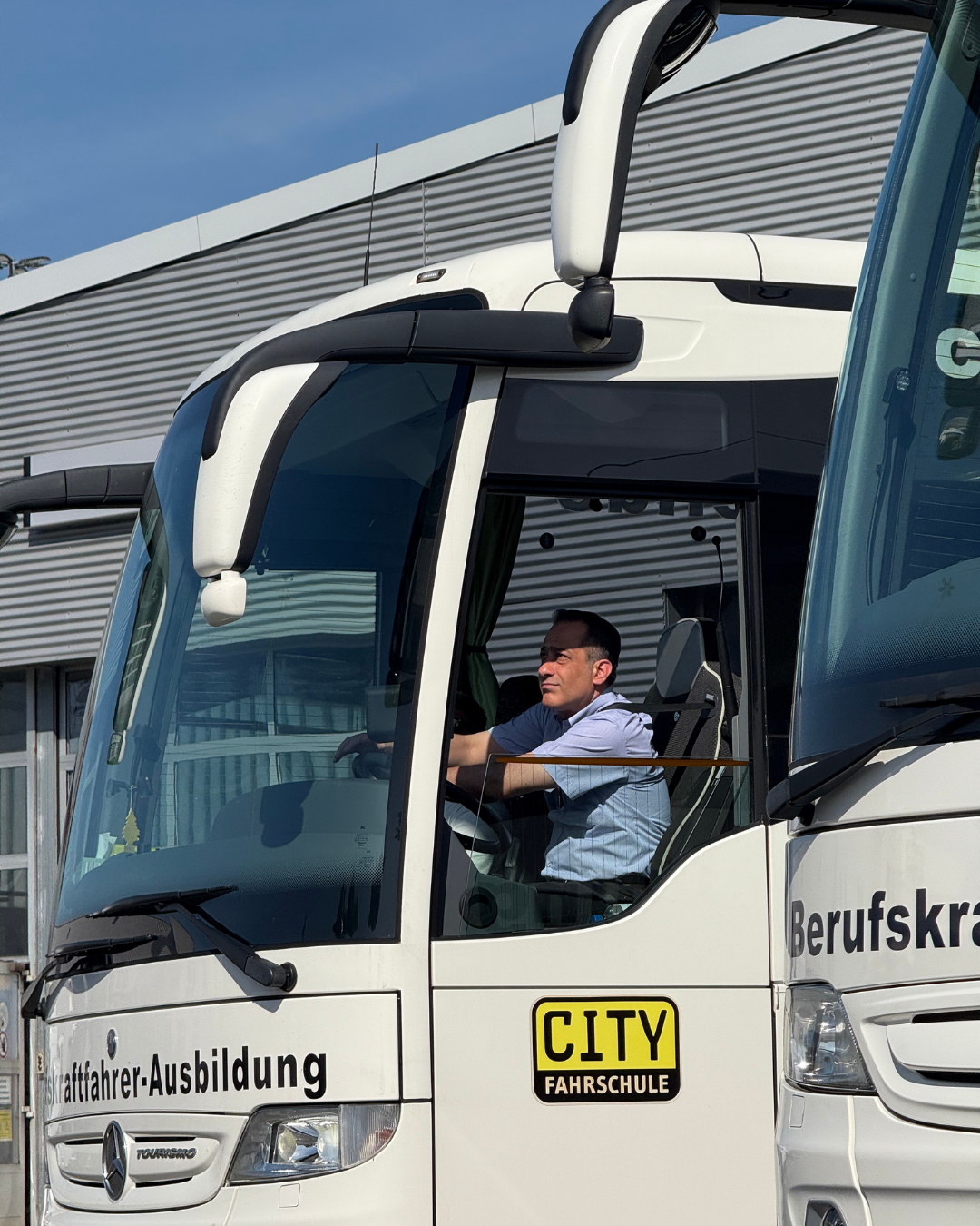 Fahrschüler sitzt im Bus