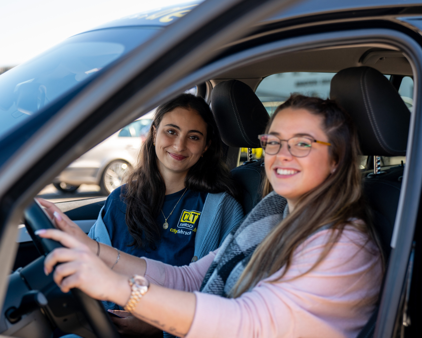 Fahrlehrerin mit Fahrschülerin